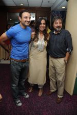 Vivek Mushran, deeya nad Tony Singh at the Celebration of the Completion Party of 100 Episodes of PARVARISH�..kuch khatti kuch meethi in bowling alley on 7th April 2012.JPG