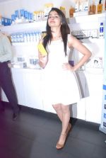 Prachi Desai launches Neutrogena products in High Street Phoenix on 10th April 2012 (14).JPG