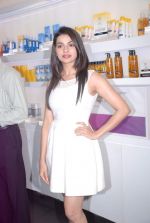 Prachi Desai launches Neutrogena products in High Street Phoenix on 10th April 2012 (5).JPG