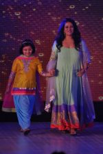 at Manish Malhotra - Lilavati_s Save & Empower Girl Child show in Mumbai on 11th April 2012 400 (202).JPG