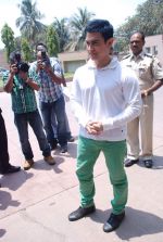 Aamir Khan at Satyamev Jayate press meet in Mumbai on 13th April 2012 (37).JPG