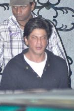 Shahrukh Khan arrives back from NY in Santacruz, Mumbai on 14th April 2012 (8).JPG