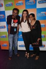 Karisma Kapoor at radio city event in Mumbai on 17th April 2012 (62).JPG