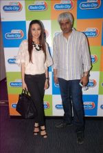 Karisma Kapoor, Vikram Bhatt at radio city event in Mumbai on 17th April 2012 (63).JPG