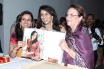 Shobha De at the launch of Soha Parekh_s Sari - Splendour In Thread in Mumbai on 18th April 2012 (43).JPG