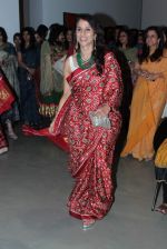 Shobha De at the launch of Soha Parekh_s Sari - Splendour In Thread in Mumbai on 18th April 2012 (49).JPG