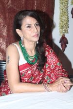 Shobha De at the launch of Soha Parekh_s Sari - Splendour In Thread in Mumbai on 18th April 2012 (51).JPG