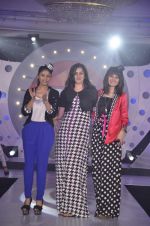 Model walk the ramp at SNDT Chrysalis fashion show in Mumbai on 20th April 2012 (140).JPG