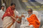 Lata Mangeshkar, Bal thackeray at Dinanath Mangeshkar awards in Mumbai on 24th April 2012 (40).JPG