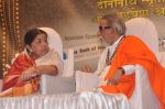 Lata Mangeshkar, Bal thackeray at Dinanath Mangeshkar awards in Mumbai on 24th April 2012 (43).JPG