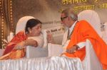Lata Mangeshkar, Bal thackeray at Dinanath Mangeshkar awards in Mumbai on 24th April 2012 (44).JPG