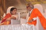 Lata Mangeshkar, Bal thackeray at Dinanath Mangeshkar awards in Mumbai on 24th April 2012 (46).JPG