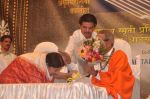 Lata Mangeshkar, Bal thackeray at Dinanath Mangeshkar awards in Mumbai on 24th April 2012 (48).JPG