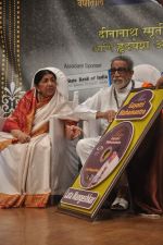 Lata Mangeshkar, Bal thackeray at Dinanath Mangeshkar awards in Mumbai on 24th April 2012 (53).JPG