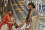 Madhuri Dixit, Lata Mangeshkar at Dinanath Mangeshkar awards in Mumbai on 24th April 2012 (82).JPG