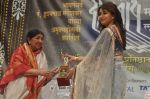 Madhuri Dixit, Lata Mangeshkar at Dinanath Mangeshkar awards in Mumbai on 24th April 2012 (83).JPG
