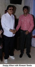 Sanjay Khan with Hemant Tantia at a musical tribute to Sachin Tendulkar by Hemant Tantia in Mumbai on 24th April 2012.jpg