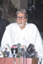 Amitabh Bachchan speaks to media on Bofors controversy in Janak on 25th April 2012 (20).JPG
