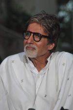 Amitabh Bachchan speaks to media on Bofors controversy in Janak on 25th April 2012 (21).JPG