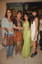 Zarine Khan, Farah Ali Khan, BHagyashree at the launch of Bhagyashree_s store in Juhu, Mumbai on 25th April 2012 (88).JPG