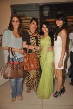 Zarine Khan, Farah Ali Khan, BHagyashree at the launch of Bhagyashree_s store in Juhu, Mumbai on 25th April 2012 (89).JPG