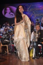 Rekha at Laxmikant Pyarelal nite in Mum on 27th April 2012 (64).JPG