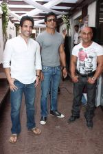 Tusshar Kapoor, Sonu Sood with the cast of Shootout At Wadala at the launch of gym calles Red Gym in khar on 1st May 2012 (55).JPG