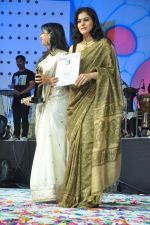 Kajol, Tanisha Mukherjee at 143rd Dadasaheb Phalke Academy Awards 2012 on 3rd May 2012 (90).JPG