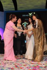 Saira Banu, Kajol, Tanisha Mukherjee at 143rd Dadasaheb Phalke Academy Awards 2012 on 3rd May 2012 (181).JPG