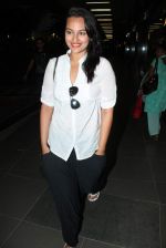 Sonakshi Sinha snapped at airport, Mumbai on 7th May 2012 (1).JPG