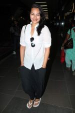 Sonakshi Sinha snapped at airport, Mumbai on 7th May 2012 (10).JPG