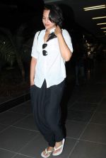 Sonakshi Sinha snapped at airport, Mumbai on 7th May 2012 (5).JPG