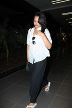 Sonakshi Sinha snapped at airport, Mumbai on 7th May 2012 (6).JPG