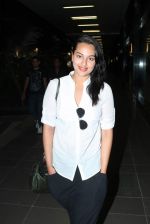 Sonakshi Sinha snapped at airport, Mumbai on 7th May 2012 (8).JPG