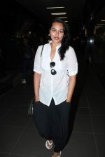 Sonakshi Sinha snapped at airport, Mumbai on 7th May 2012 (9).JPG