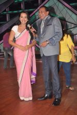 Sonakshi Sinha, Mithun Chakraborty promotes Rowdy Rathore on DID L_il Masters in Mumbai on 15th May 2012 (13).JPG