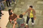 Akshay Kumar promote Rowdy Rathore on the sets of CID in Kandivli, Mumbai on 22nd May 2012 (174).JPG