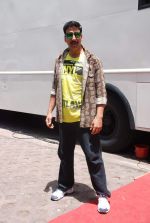 Akshay Kumar promote Rowdy Rathore on the sets of CID in Kandivli, Mumbai on 22nd May 2012 (201).JPG