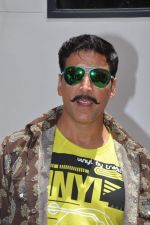 Akshay Kumar promote Rowdy Rathore on the sets of CID in Kandivli, Mumbai on 22nd May 2012 (169).JPG