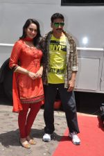 Akshay Kumar, Sonakshi Sinha promote Rowdy Rathore on the sets of CID in Kandivli, Mumbai on 22nd May 2012 (116).JPG