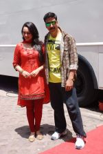 Akshay Kumar, Sonakshi Sinha promote Rowdy Rathore on the sets of CID in Kandivli, Mumbai on 22nd May 2012 (177).JPG