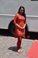 Sonakshi Sinha promote Rowdy Rathore on the sets of CID in Kandivli, Mumbai on 22nd May 2012 (107).JPG