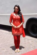 Sonakshi Sinha promote Rowdy Rathore on the sets of CID in Kandivli, Mumbai on 22nd May 2012 (117).JPG