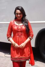 Sonakshi Sinha promote Rowdy Rathore on the sets of CID in Kandivli, Mumbai on 22nd May 2012 (119).JPG