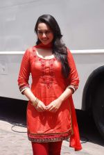 Sonakshi Sinha promote Rowdy Rathore on the sets of CID in Kandivli, Mumbai on 22nd May 2012 (120).JPG