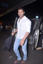 John Abraham snapped at airport, Mumbai on  25th May 2012 (20).JPG