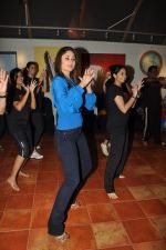 Kareena Kapoor promote Struts Dance Academy in Bandra, Mumbai on 25th May 2012 (18).JPG