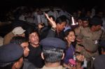 Shahrukh Khan snapepd at the airport, Mumbai on 29th May 2012 (18).JPG