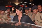Shahrukh Khan snapepd at the airport, Mumbai on 29th May 2012 (24).JPG
