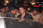 Shahrukh Khan snapepd at the airport, Mumbai on 29th May 2012 (26).JPG